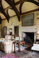 La grande chambre avec un design mural floral peint à la main par Arabella Arkwright et des meubles anciens - Cothay Manor