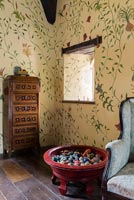 Design mural floral peint à la main par Arabella Arkwright. Avec une armoire hollandaise incrustée du XVIIIe siècle et un bol de 400 œufs en pierre polie - Cothay Manor
