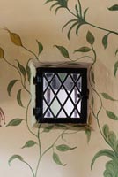 Une petite fenêtre ou 'Squint' dans la Grande Chambre - Cothay Manor