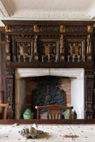 Salle à manger avec boiseries en chêne et cheminée ornée - Cothay Manor