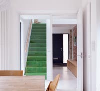 Tapis vert sur escalier