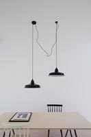 Lampes suspendues au-dessus de la table à manger