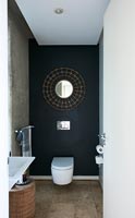 Miroir circulaire au-dessus des toilettes