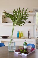 Vase de feuillage tropical sur table à manger