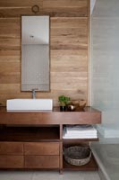 Lavabo de salle de bain moderne avec armoires en bois