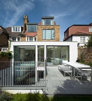 Maison moderne et patio