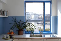 Fenêtre à cadre bleu