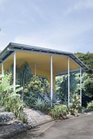 Maison contemporaine entourée de plantations tropicales