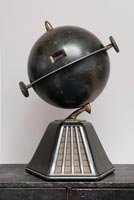 Bakelite 'New World Radio' réalisée en 1932 par Raymond Loewy et designer industriel américain