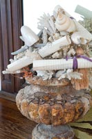 Coquillages et rouleaux dans une urne vintage