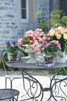 Roses sur table de jardin