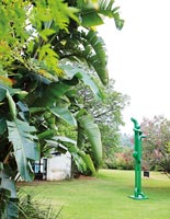 Jardin avec plantation tropicale et sculpture moderne