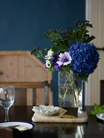 Vase de fleurs sur table à manger