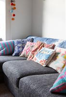 Coussins colorés sur canapé d'angle