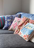 Coussins colorés sur canapé d'angle