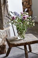 Pot de fleurs sur tabouret rustique