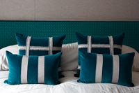 Coussins colorés sur le lit
