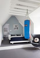Chambre moderne avec équipement sportif