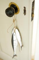 Ornement de poisson suspendu à un bouton de porte