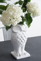 Hydranagea fleurs dans un vase en forme de hibou