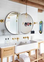 Lavabos de salle de bain avec armoires en bois