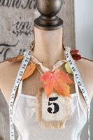 Mannequin de tailleur décoré de feuillage d'automne