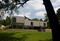 Maison moderniste et jardin avec pelouse