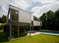 Maison moderniste et jardin avec pelouse et piscine