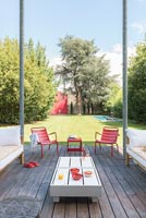 Terrasse avec mobilier coloré