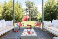 Terrasse avec mobilier coloré