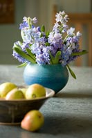 Fleurs d'hortensia dans un vase bleu