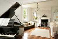Salon classique avec piano à queue