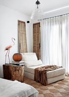 Chambre moderne avec lit de repos