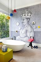 Salle de bain moderne avec peinture murale