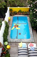 Jardin coloré avec piscine