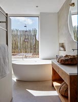 Salle de bain attenante avec douche extérieure