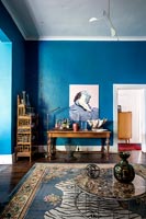 Salon coloré avec tapis à motifs