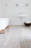 Plancher en bois dans la salle de bain