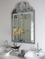 Miroir de style vénitien dans la salle de bain