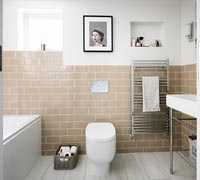 Salle de bain moderne avec murs carrelés