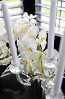 Bougies et fleurs d'orchidées