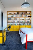 Bibliothèque jaune dans la chambre