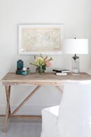 Lampe blanche sur table en bois
