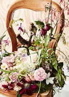Affichage floral sur chaise classique