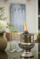 Champagne sur table de jardin