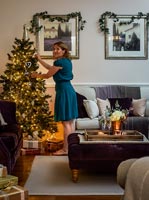 Claire Barnham décore le sapin de Noël