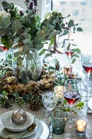 Table à manger décorée pour le repas de Noël