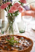 Vase de fleurs d'oeillets sur table à manger