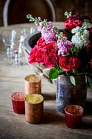 Vase de roses sur la table à manger