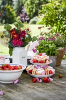 Desserts et fleurs sur table de jardin